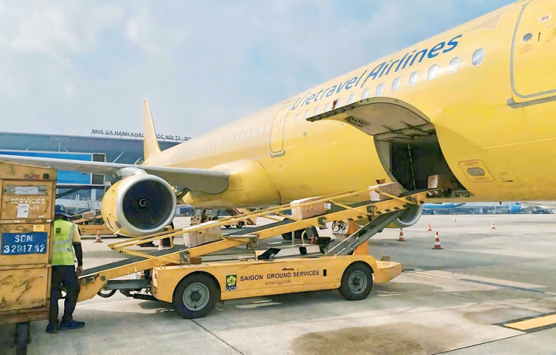 Hãng bay của Bầu Hiển triển khai chương trình chuyên chở yêu thương hướng về vùng lũ -0