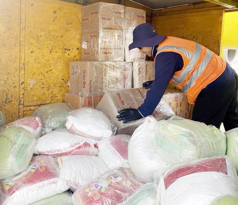 Hãng bay của Bầu Hiển triển khai chương trình chuyên chở yêu thương hướng về vùng lũ -0