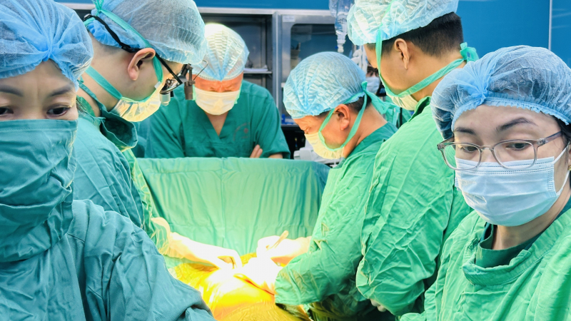 ທໍາອິດສົບຜົນສໍາເລັດສອງການຜ່າຕັດປອດໃນມື້ດຽວ -0