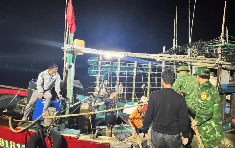 بحری جہاز ڈوبنے کے بعد سمندر میں پھنسے 7 ماہی گیروں کو بچا لیا -0