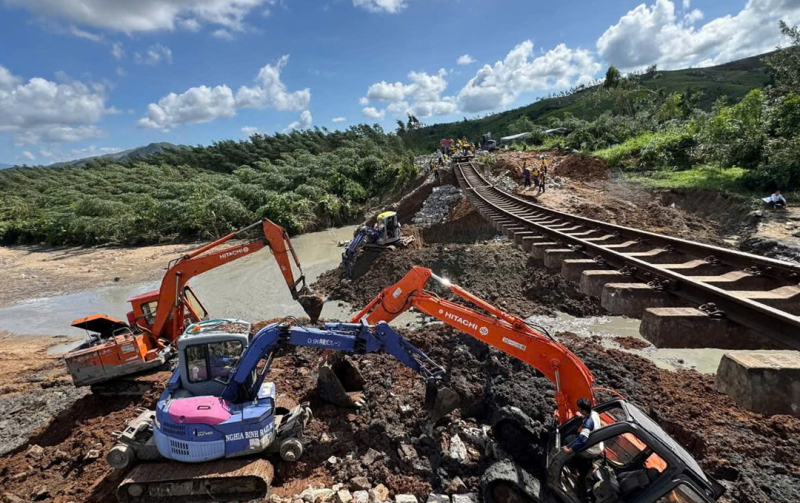 អ្នកដំណើរជាង 5,200 នាក់ត្រូវបានផ្ទេរដោយសុវត្ថិភាពក្នុងរយៈពេល 4 ថ្ងៃនិងយប់នៃការជួសជុលការរអិលបាក់ផ្លូវរថភ្លើងនៅទីក្រុង Dak Lak ដោយសារព្យុះនិងទឹកជំនន់ -0