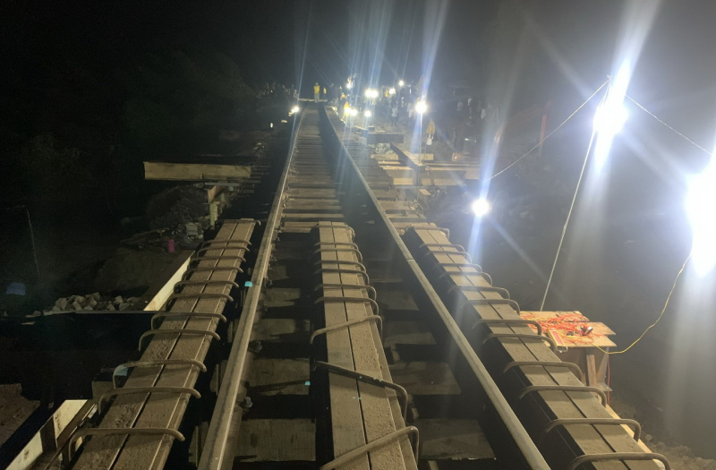 អ្នកដំណើរជាង 5,200 នាក់ត្រូវបានផ្ទេរដោយសុវត្ថិភាពក្នុងរយៈពេល 4 ថ្ងៃនិងយប់នៃការជួសជុលការរអិលបាក់ផ្លូវរថភ្លើងនៅទីក្រុង Dak Lak ដោយសារព្យុះនិងទឹកជំនន់ -0