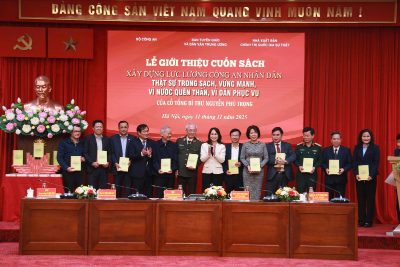 Giới thiệu cuốn sách “Xây dựng lực lượng CAND thật sự trong sạch, vững mạnh, vì nước quên thân, vì dân phục vụ” của cố Tổng Bí thư Nguyễn Phú Trọng -0