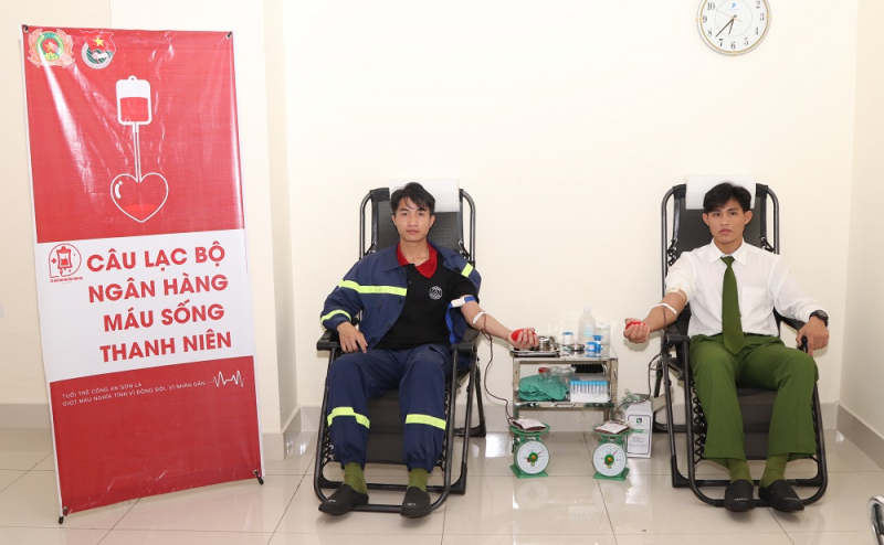 Chiến sĩ Công an Sơn La hiến máu hỗ trợ bệnh nhân 60 tuổi -0