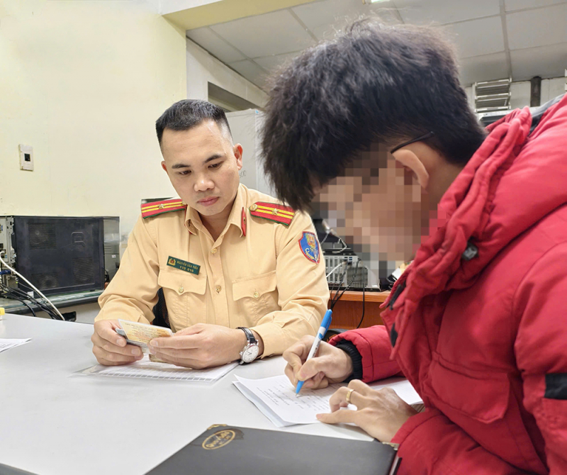  Che biển số để tránh phạt nguội, nam thanh niên bị phát hiện không có bằng -0