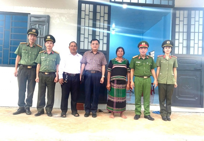 Công an Lâm Đồng bàn giao 41 căn nhà cho hộ nghèo -0