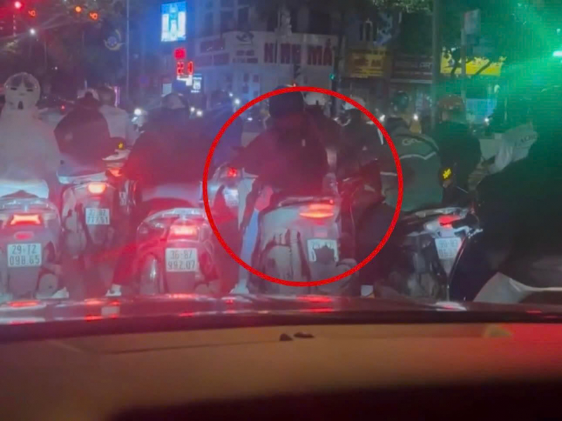  Che biển số để tránh phạt nguội, nam thanh niên bị phát hiện không có bằng -0