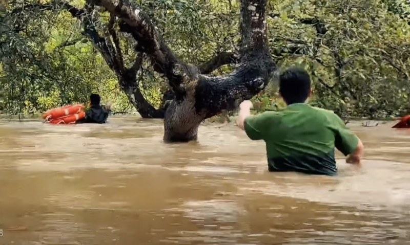 Công an xã cứu hộ đưa cụ bà hơn 70 tuổi bị mắc kẹt giữa dòng nước lũ -0