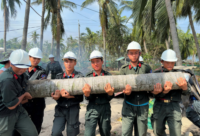 Lực lương Công an tiếp tục giúp dân khắc phục hậu quả thiệt hại sau bão Kalmaegi -0