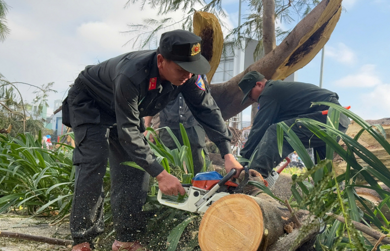 Lực lương Công an tiếp tục giúp dân khắc phục hậu quả thiệt hại sau bão Kalmaegi -0