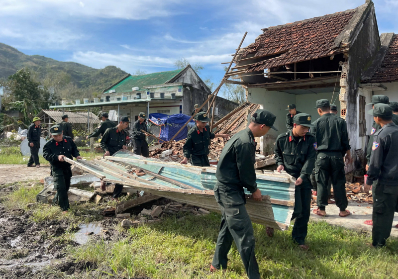 Lực lương Công an tiếp tục giúp dân khắc phục hậu quả thiệt hại sau bão Kalmaegi -0
