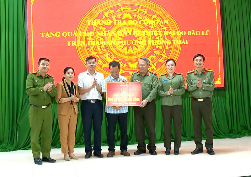 Thanh tra Bộ Công an chia sẻ khó khăn với người dân vùng lũ lụt ở Huế -0