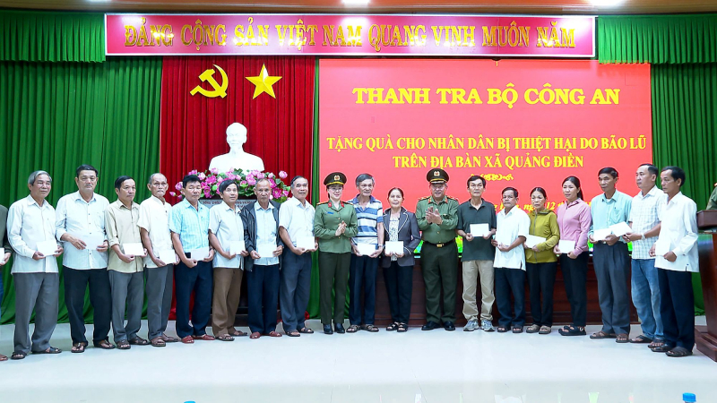 Thanh tra Bộ Công an chia sẻ khó khăn với người dân vùng lũ lụt ở Huế -0