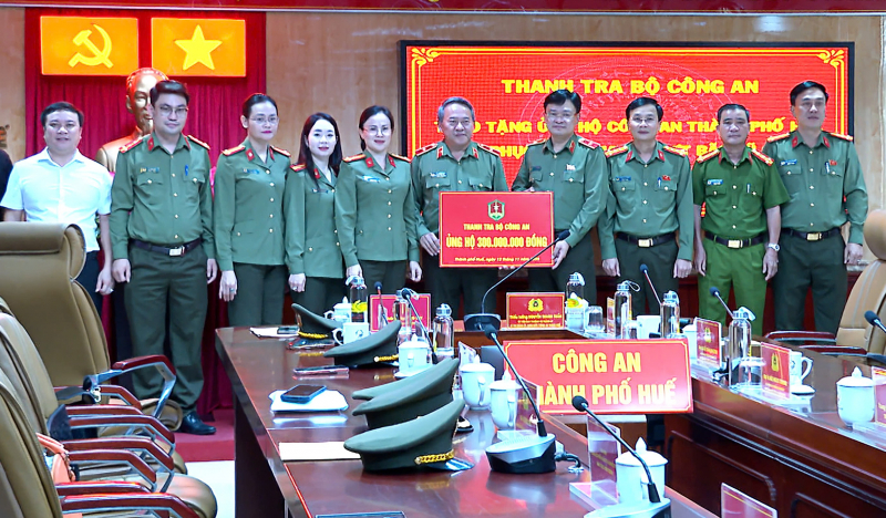 Thanh tra Bộ Công an chia sẻ khó khăn với người dân vùng lũ lụt ở Huế -0