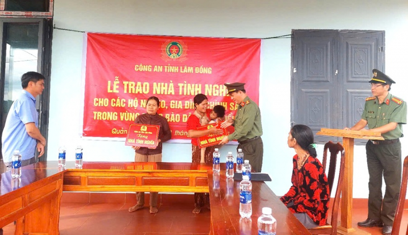 Công an Lâm Đồng bàn giao 41 căn nhà cho hộ nghèo -0