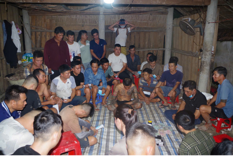 Thu hàng trăm triệu tiền tang từ sòng lắc tài xỉu trong ngôi nhà hoang -0