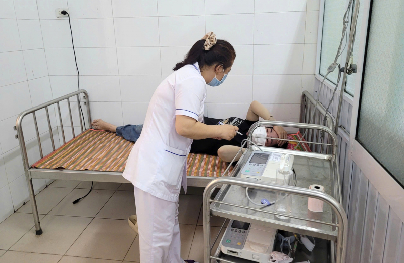 식사 후 많은 근로자들이 병원에 입원했습니다. -0