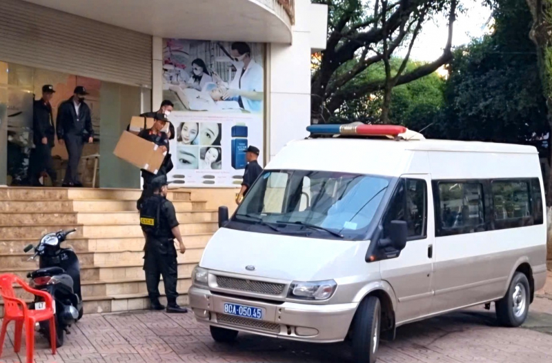 Công an rời cơ sở thẩm mỹ viện Mailisa Buôn Ma Thuột với nhiều thùng tài liệu -0