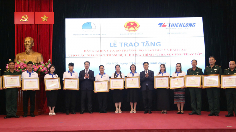 Memuji 80 guru teladan yang bekerja di 248 komune, wad dan zon khas di kawasan sempadan -0