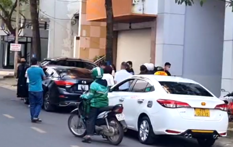 Công an rời cơ sở thẩm mỹ viện Mailisa Buôn Ma Thuột với nhiều thùng tài liệu -0