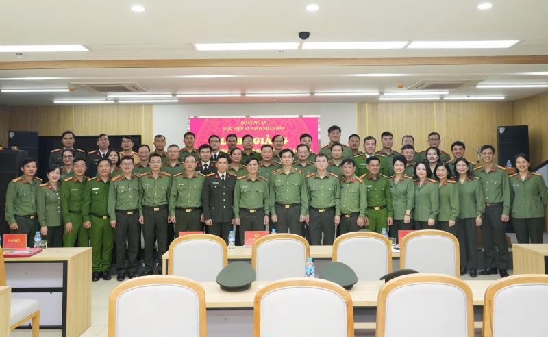 Bế giảng lớp bồi dưỡng kiến thức quốc phòng và an ninh dành cho lãnh đạo cấp cục và tương đương trong CAND -0