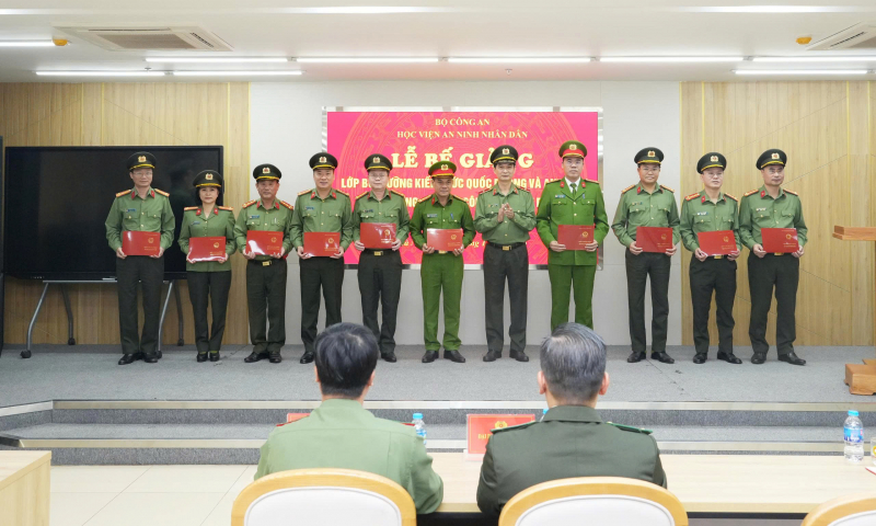 Bế giảng lớp bồi dưỡng kiến thức quốc phòng và an ninh dành cho lãnh đạo cấp cục và tương đương trong CAND -0