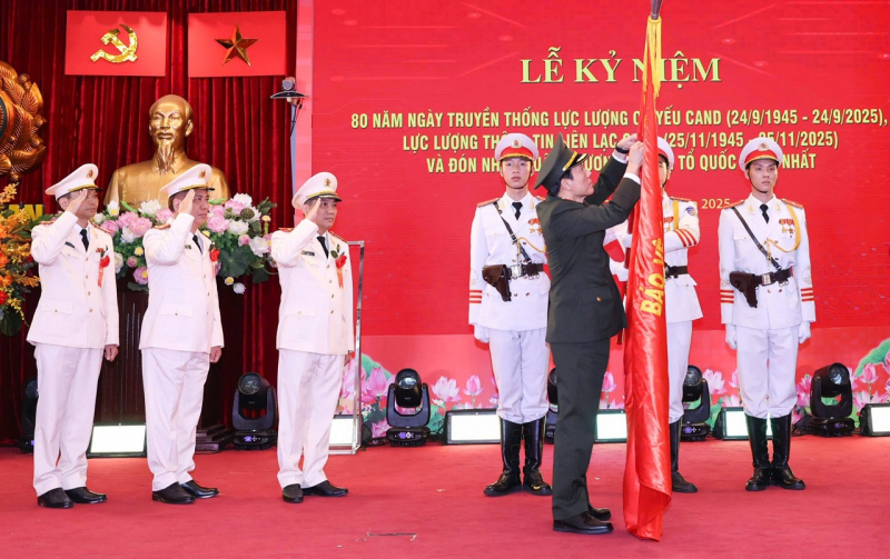 Kỷ niệm 80 năm Ngày truyền thống lực lượng viễn thông và cơ yếu CAND và đón nhận Huân chương Bảo vệ Tổ quốc hạng Nhất -0