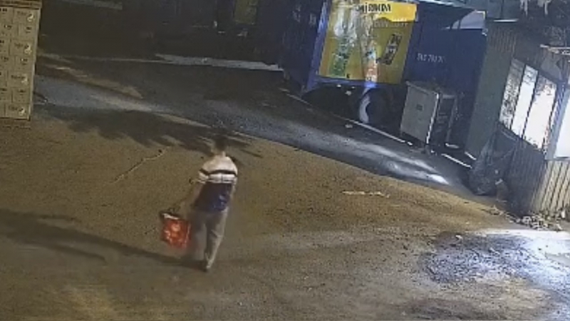 Bắt gã nhân viên mới làm vào ngày táo tợn đột nhập trộm xe ô tô -0