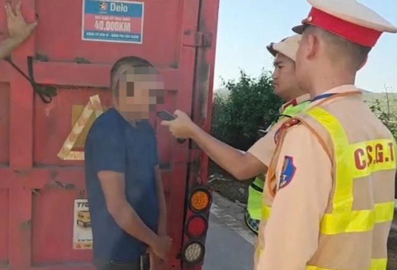 Phạt 79 triệu đồng chủ xe, lái xe vì chở hàng trường không có giấy lưu hành và có nồng độ cồn -0