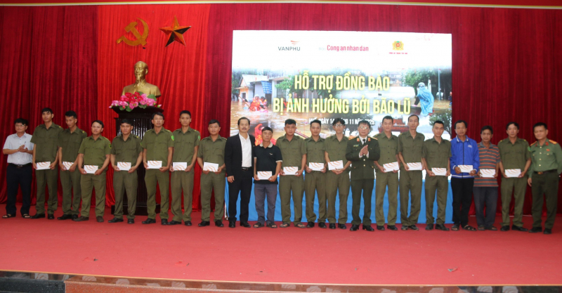 Báo CAND chia sẻ khó khăn với CBCS và người dân bị ảnh hưởng lũ lụt tại Huế -0