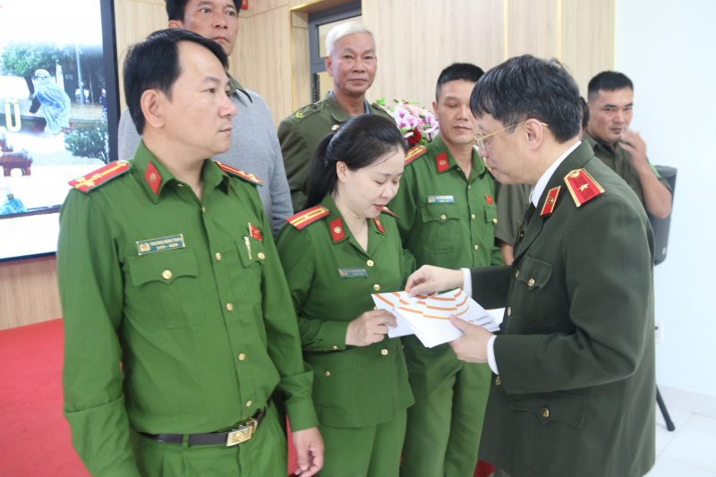 Báo CAND chia sẻ khó khăn với CBCS và người dân bị ảnh hưởng lũ lụt tại Huế -0