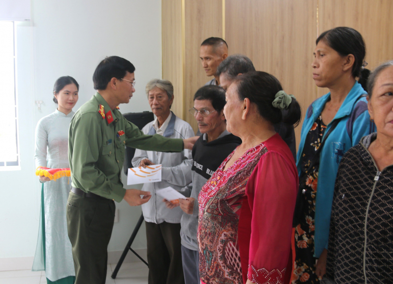 Báo CAND chia sẻ khó khăn với CBCS và người dân bị ảnh hưởng lũ lụt tại Huế -0