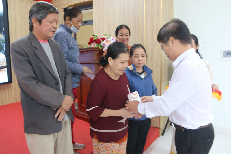 Báo CAND chia sẻ khó khăn với CBCS và người dân bị ảnh hưởng lũ lụt tại Huế -0