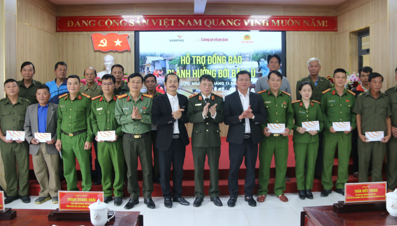 Báo CAND chia sẻ khó khăn với CBCS và người dân bị ảnh hưởng lũ lụt tại Huế -0