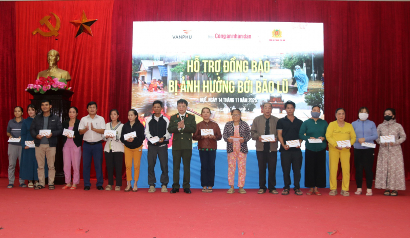 Báo CAND chia sẻ khó khăn với CBCS và người dân bị ảnh hưởng lũ lụt tại Huế -0