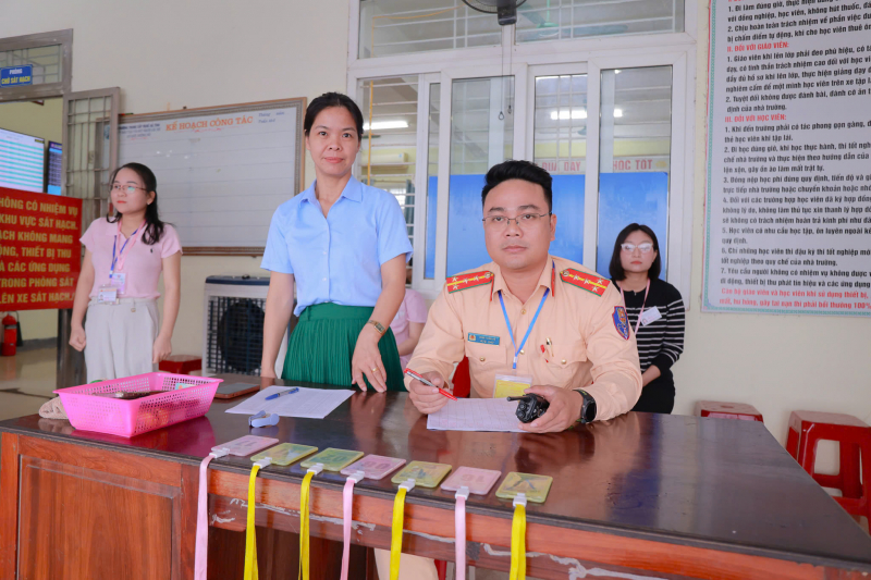 Công an tỉnh Hà Tĩnh đẩy mạnh công tác sát hạch, cấp đổi giấy phép lái xe -0