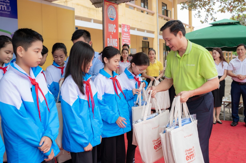 Chubb Life Việt Nam hỗ trợ học sinh Thái Nguyên sau mưa bão -0