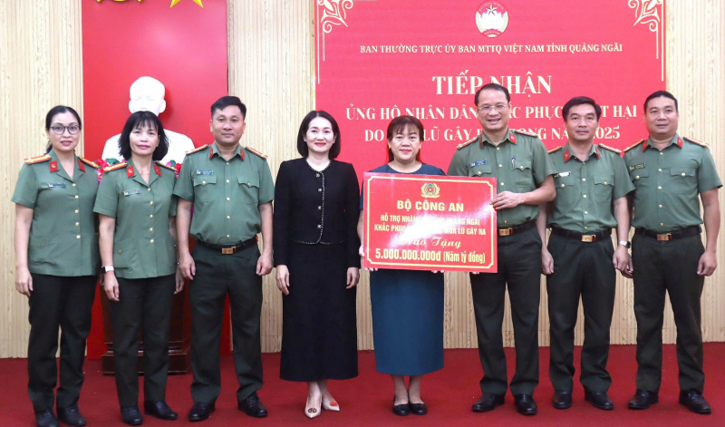 Bộ Công an trao 5 tỷ đồng hỗ trợ Quảng Ngãi khắc phục hậu quả do mưa bão -0