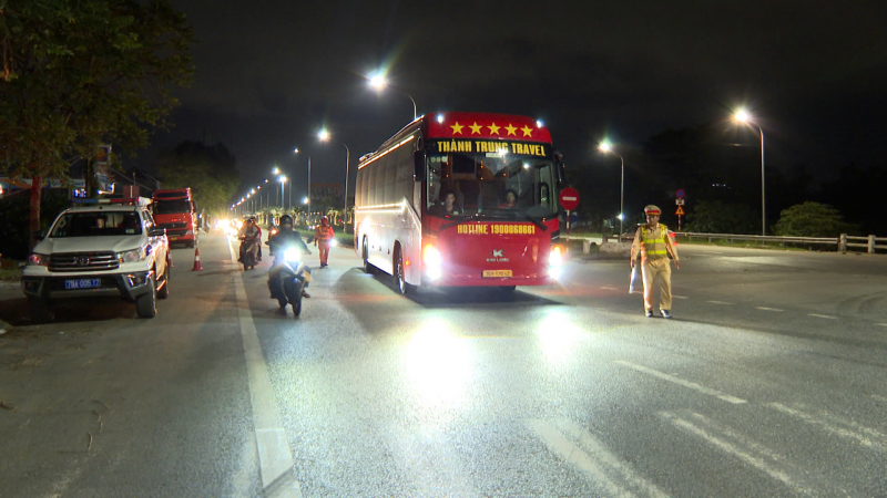 Xử lý nghiêm xe khách trá hình hoạt động sau mưa lũ -0