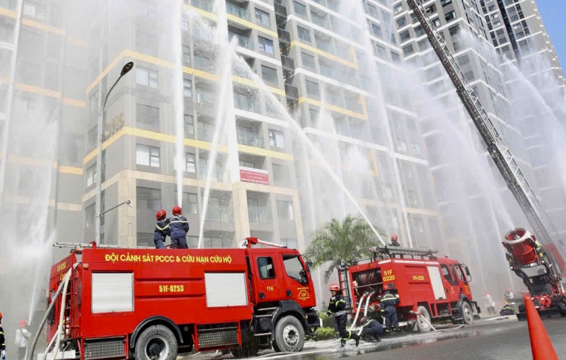 Gần 3.200 người tham gia diễn tập PCCC và CNCH tại tòa nhà cao tầng -1