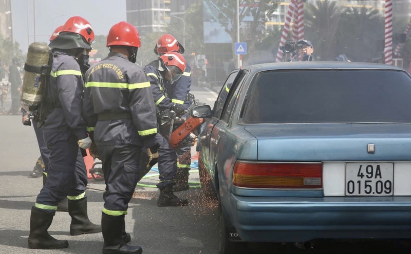 Gần 3.200 người tham gia diễn tập PCCC và CNCH tại tòa nhà cao tầng -1