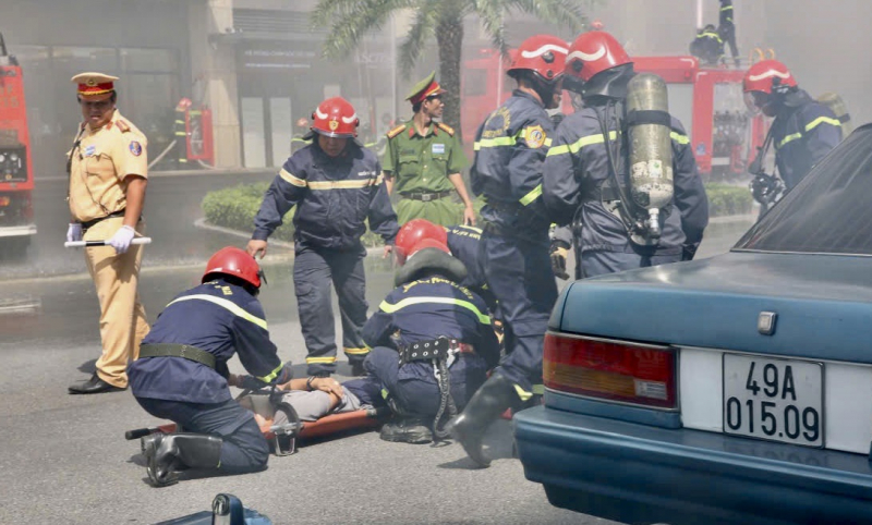 Gần 3.200 người tham gia diễn tập PCCC và CNCH tại tòa nhà cao tầng -2