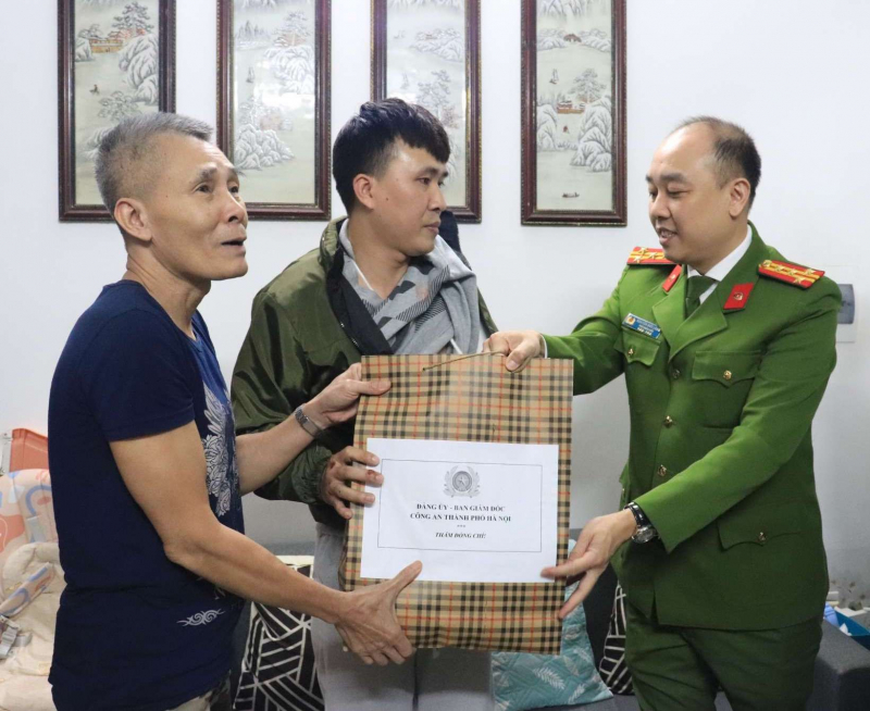 Công an TP Hà Nội thăm hỏi, động viên cán bộ Phòng Cảnh sát Hình sự bị thương khi làm nhiệm vụ -0