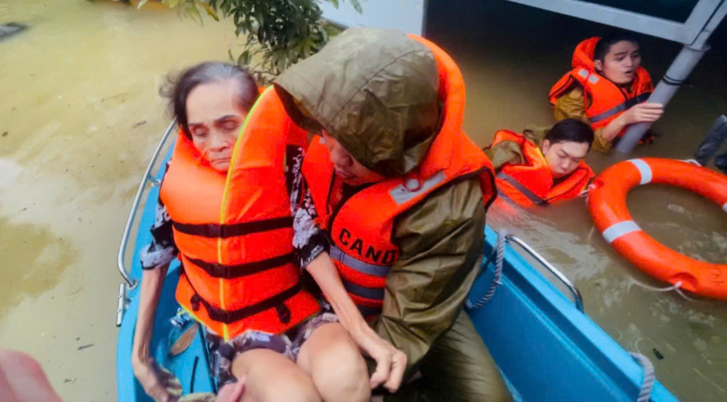 Bộ Công an tặng 5 tỷ đồng cho nhân dân TP Huế khắc phục hậu quả thiên tai  -0