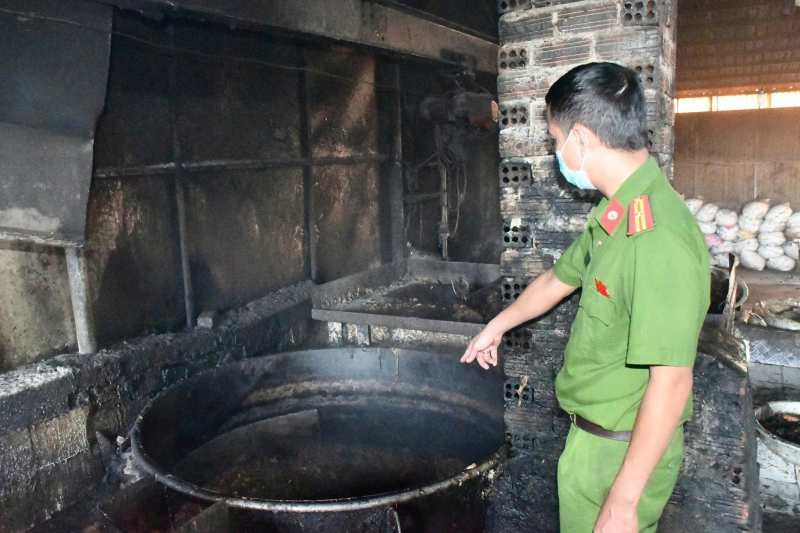 Đà Nẵng: Cơ sở chế biến mỡ bẩn nằm giữa nghĩa trang chuẩn bị 