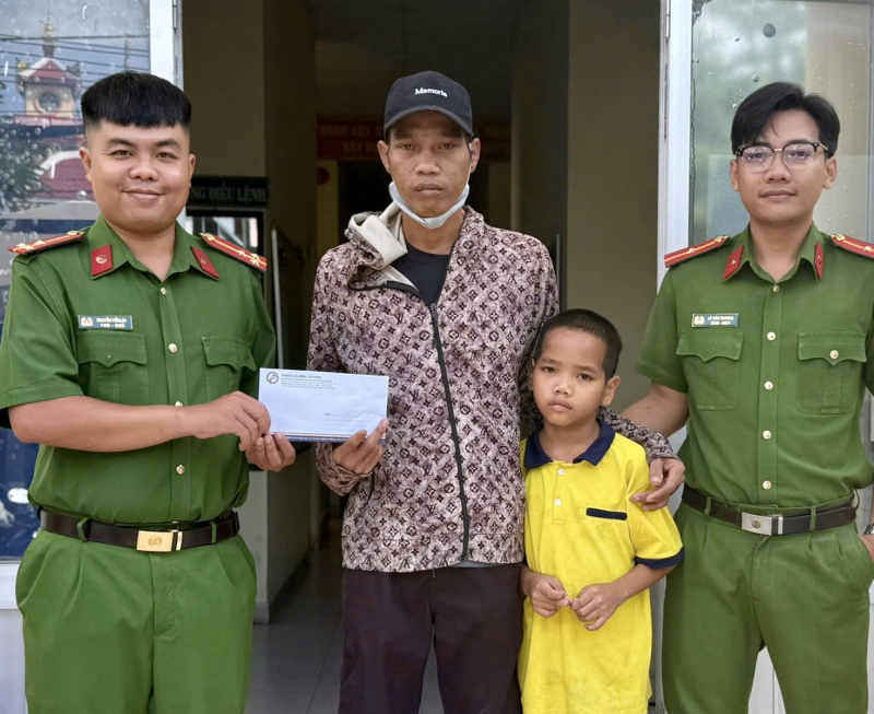 Lan tỏa hình ảnh đẹp của Công an cơ sở từ những việc làm giản dị, ý nghĩa  -2