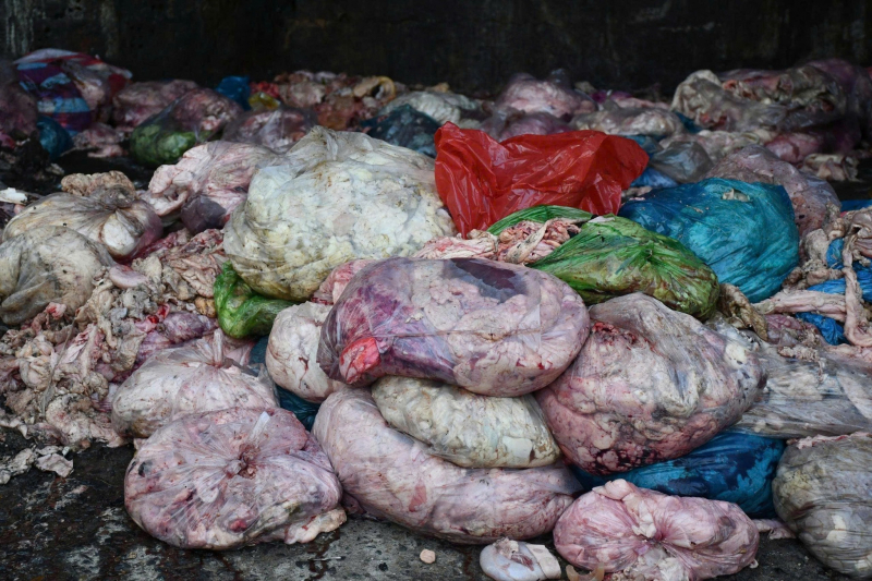 Đà Nẵng: Cơ sở chế biến mỡ bẩn nằm giữa nghĩa trang chuẩn bị 