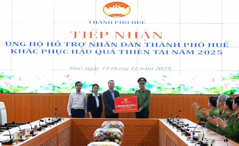 Bộ Công an tặng 5 tỷ đồng cho nhân dân TP Huế khắc phục hậu quả thiên tai  -0