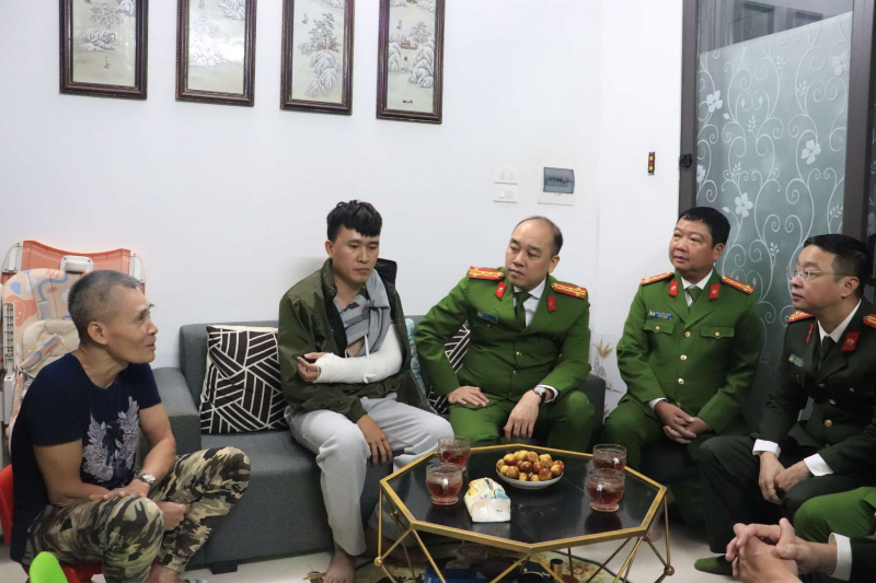 Công an TP Hà Nội thăm hỏi, động viên cán bộ Phòng Cảnh sát Hình sự bị thương khi làm nhiệm vụ -0