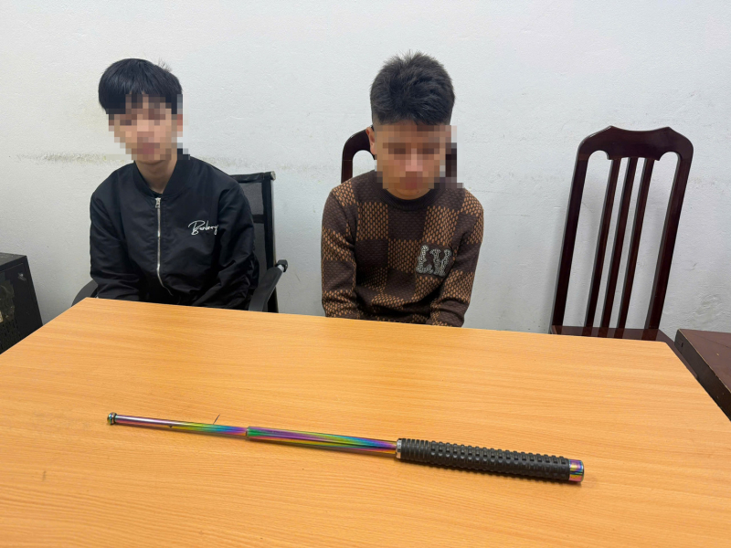 Quái xế hung hãn đạp đầu xe tuần tra của Cảnh sát 141 để bỏ chạy -0